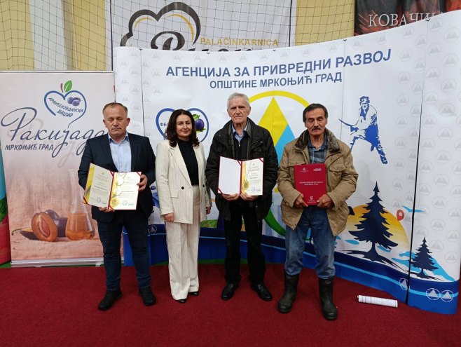 Aranđelovdanski vašar u Mrkonjić Gradu: Najbolja šljivovica Milenka Milekića (VIDEO)