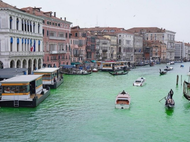 Veliki kanal u Veneciji ponovo obojen u zeleno u akciji klimatskih aktivista (VIDEO)