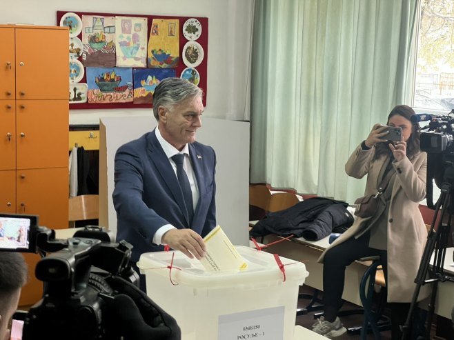 Siniša Karan obavio svoju građansku dužnost u Banjaluci