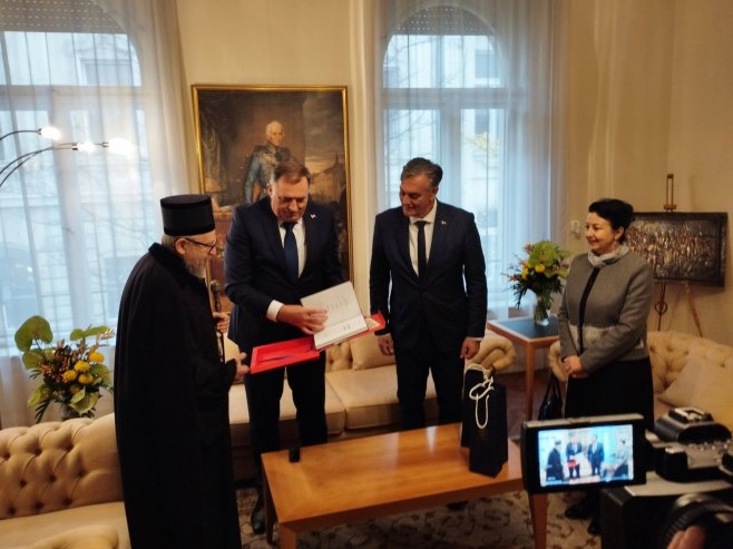 Dodik i Karan sa njegovim visokopreosveštenstvom mitropolitom budimskim Lukijanom