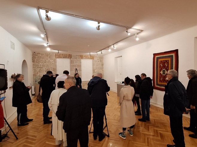 U Muzeju Hercegovina otvorena izložba "Simboli srpske državnosti na etnološkim predmetima Muzeja Vojvodine"