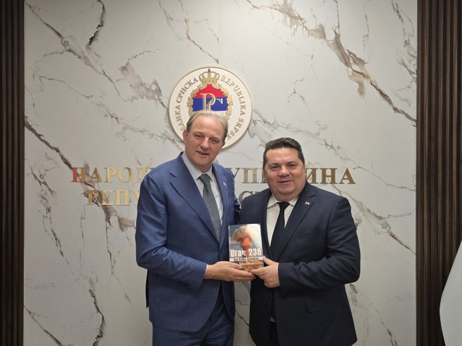 Aleksić poklonio Stevandiću knjigu - Foto: Ustupljena fotografija