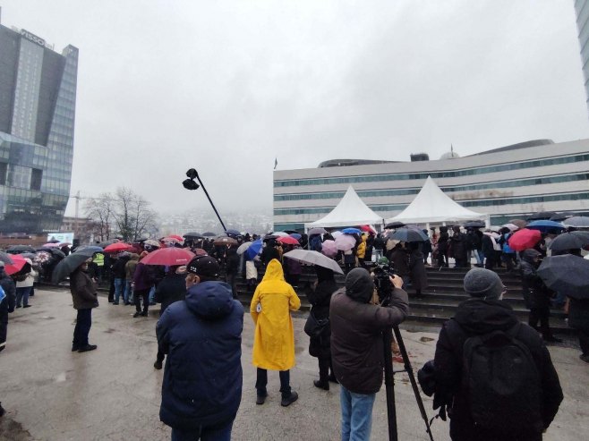Protest radnika BHRT-a ispred Parlamentarne skupštine BiH