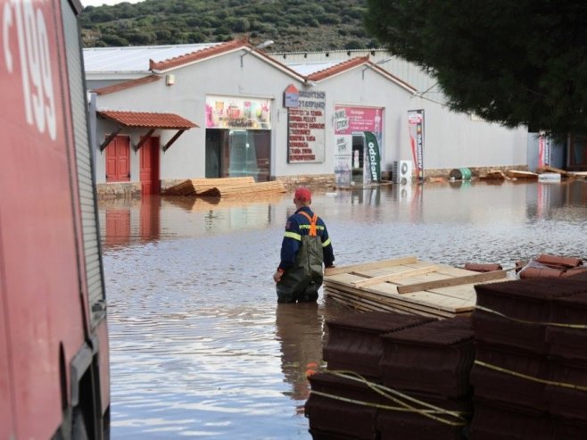 Oluja hara Grčkom: Ulice pod vodom, na snazi crveno upozorenje (VIDEO)