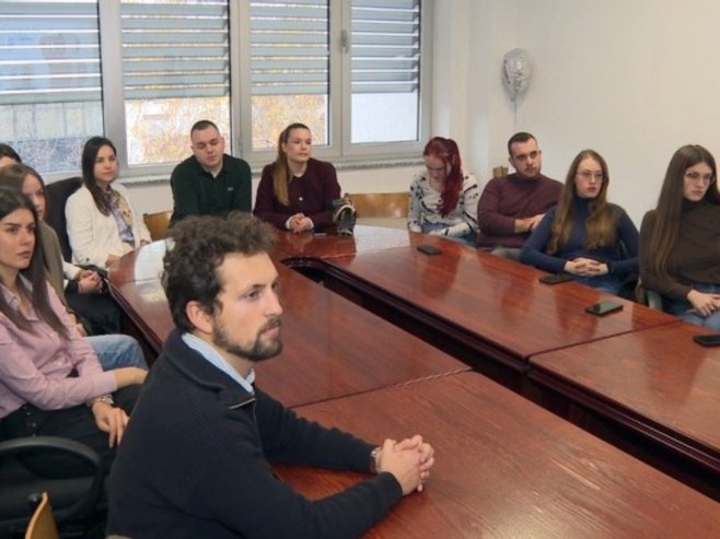 Studenti edukuju studente Studenti edukuju studente - Foto: RTRS