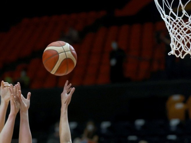 Srbija savladala BiH u Sarajevu; Sramno skandiranje srpskim košarkašima, ratne zastave u Skenderiji (VIDEO)