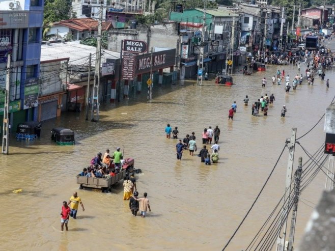 Više od 1.000 žrtava poplava u Aziji, uključena i vojska (FOTO/VIDEO)