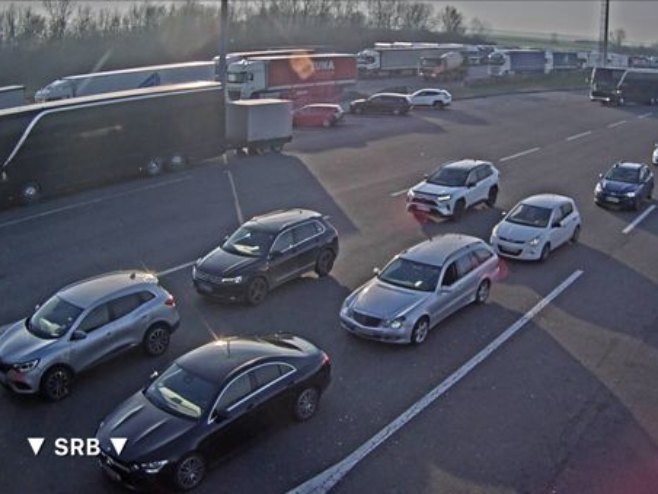 Teretnjaci na izlazu iz Srbije na Batrovcima čekaju sedam časova