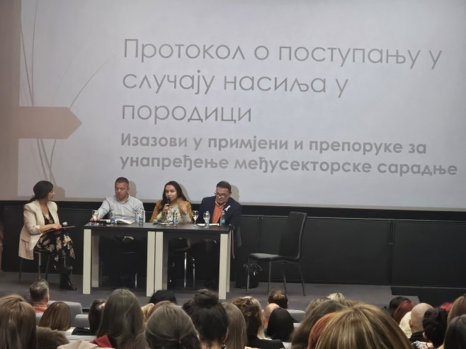 Panel diskusija u Prijedoru - Foto: SRNA