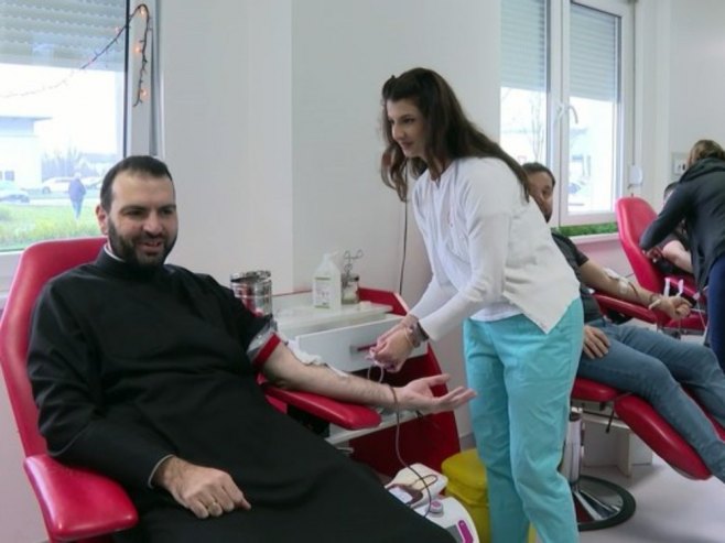 Sveštenici iz Doboja organizovali akciju dobrovoljnog darivanja krvi (VIDEO)
