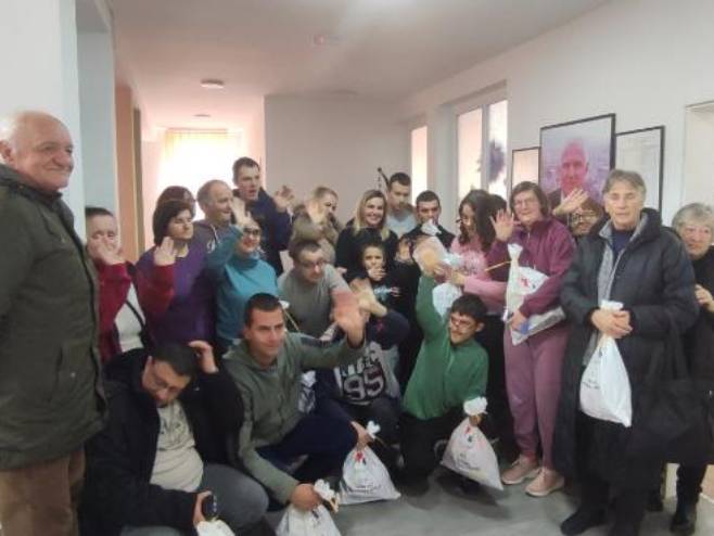 Paketici za djecu na KiM - Foto: Ustupljena fotografija