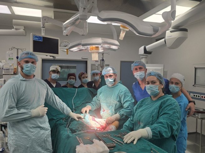 UKC Srpske: Uspješno izveden složen zahvat uklanjanja tumora natkoljenice