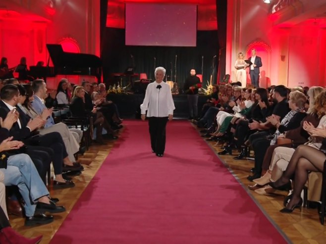 Modna revija "Baš po mjeri" - Ljepote treće životne dobi zasijaće na pisti (VIDEO)