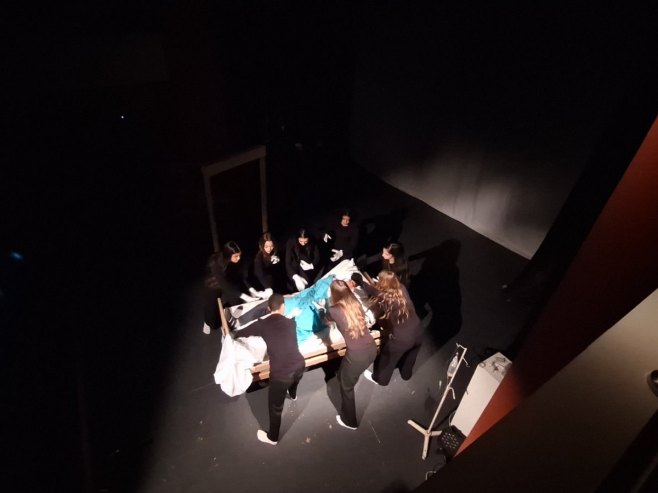 Trebinjski gimnazijalci premijerno izveli mjuzikl "U plamenu" (VIDEO)