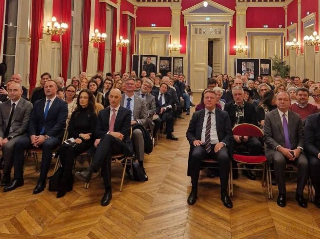 Okrugli sto u Parizu Okrugli sto u Parizu - Foto: SRNA