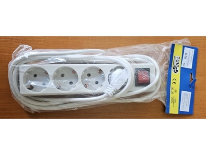 Povučeni produžni kabl sa četiri utičnice i dva držača za cucle