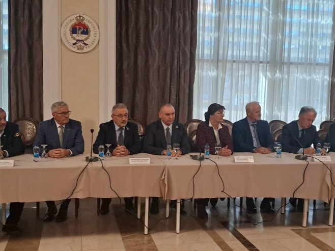 Minić sa predstavnicima organizacija proisteklih iz rata Minić sa predstavnicima organizacija proisteklih iz rata - Foto: RTRS