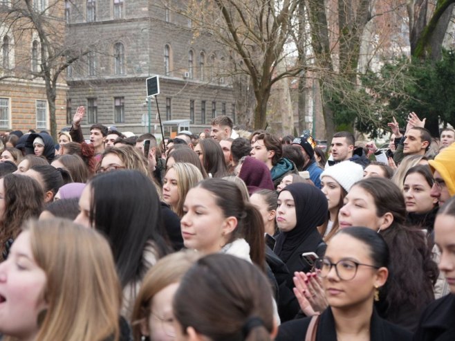 Protest studenata ispred zgrade Vlade Kantona Sarajevo, traže bolje uslove za smještaj i učenje (VIDEO)