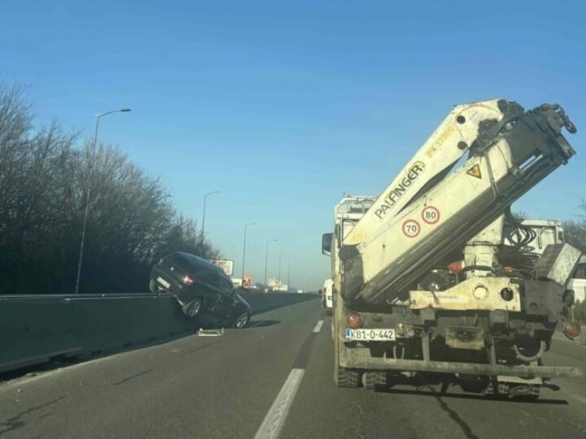 Saobraćajna nezgoda na brzoj cesti Banjaluka-Gradiška, automobil završio na betonskoj ogradi
