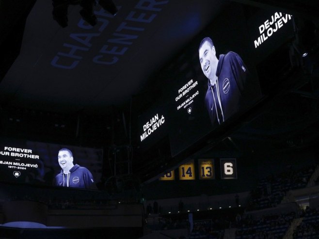 Stiv Ker i igrači Golden Stejt Voriorsa na projekciji filma o Dejanu Milojeviću