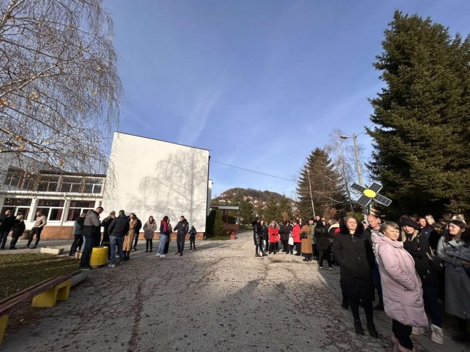 Slučaj vršnjačkog nasilja u Mrkonjić Gradu: Nasilnike štite roditelji, rukovodstvo škole i dalje ćuti (VIDEO)