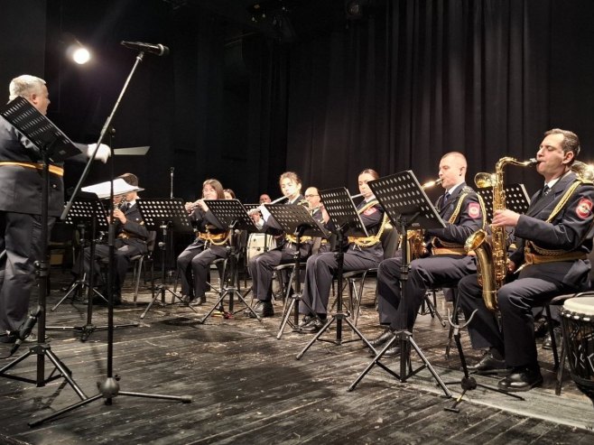 Policijski orkestar Srpske održao koncert za učenike u Mrkonjić Gradu (FOTO)
