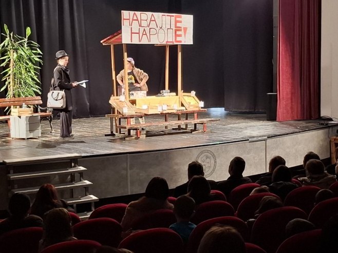 Učenici škole u Mrkonjić Gradu izveli predstavu za djecu "Stilska korektura"