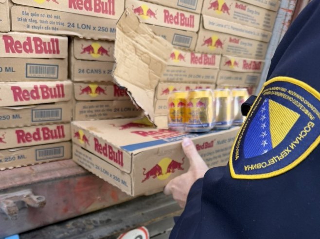 Službenici UIO zaustavili šverc Red Bula Službenici UIO zaustavili šverc Red Bula - Foto: Ustupljena fotografija