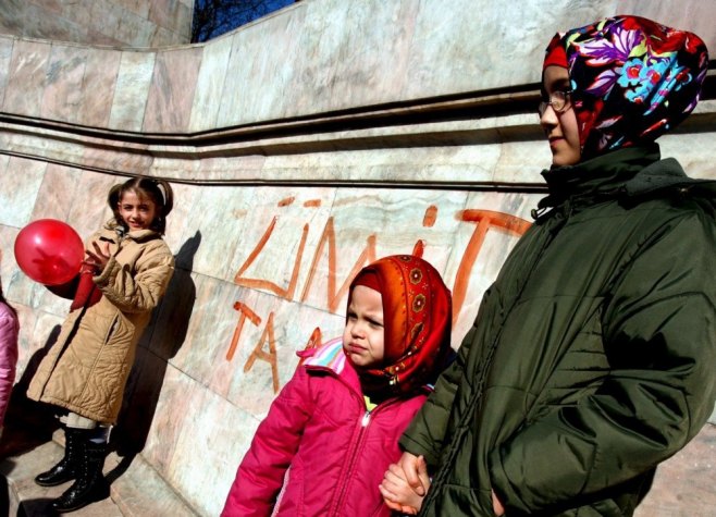 Djevojčice nose marame (Foto: EPA/TOLGA BOZOGLU) Djevojčice nose marame (Foto: EPA/TOLGA BOZOGLU) -