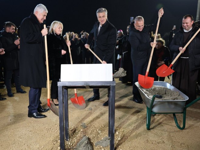 Polaganje kamena temeljca Polaganje kamena temeljca - Foto: ZIPAPHOTO/Borislav Zdrinja