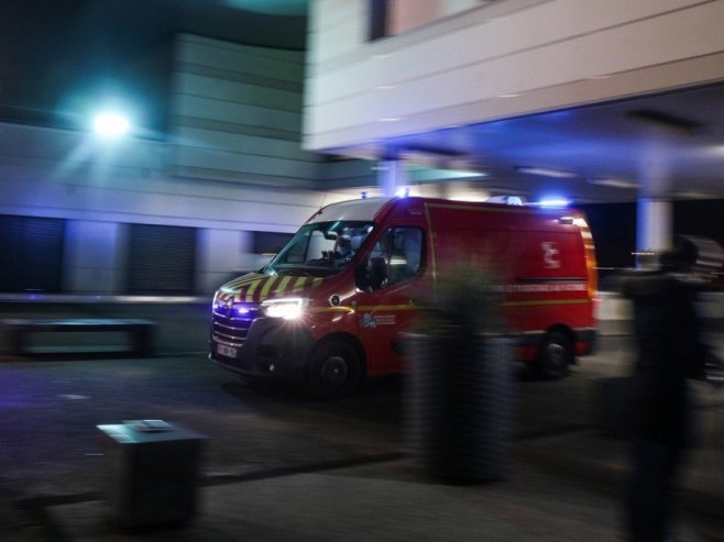 Nezapamćen incident u Francuskoj: Vozačica automobilom uletjela u bazen u kojem su bili plivači (VIDEO)