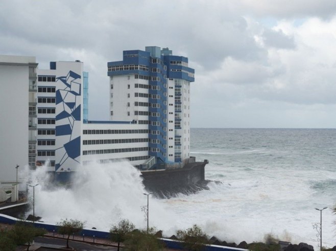 Oluja "Emilija" pogodila Kanarska ostrva (VIDEO)