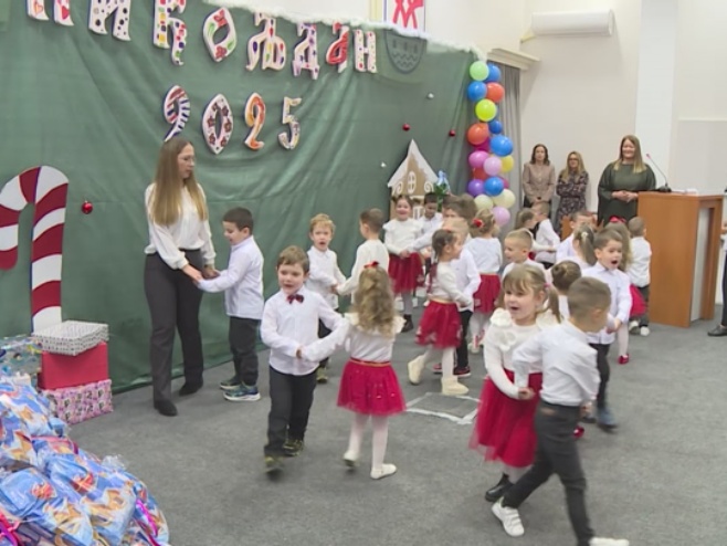 Mališani u Novom Gradu sa svojim vaspitačicama obilježili Dan vrtića (VIDEO)