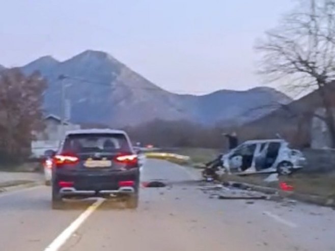 Udes na magistralnom putu Trebinje - Herceg Novi u mjestu Tuli (foto: ams-rs.com) Udes na magistralnom putu Trebinje - Herceg Novi u mjestu Tuli (foto: ams-rs.com) -