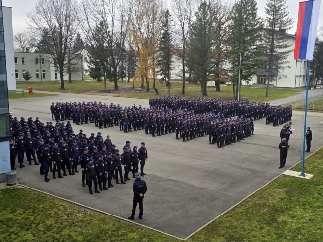 Policija u Srpskoj zaustavila vozila i upalila rotacije u znak sjećanja na kolegu Radenka Bašića (FOTO/VIDEO)