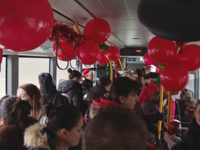 Sveti Nikola dijelio poklone, Djed Mraz vozio autobus (FOTO)
