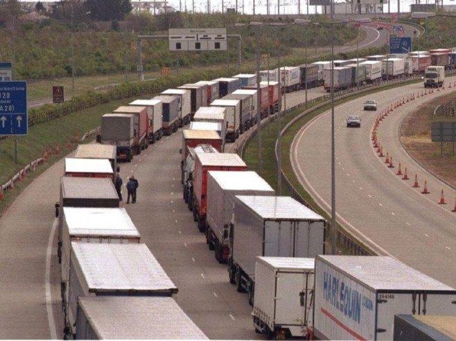 Poljoprivrednici u Francuskoj od jutros blokirali najmanje pet auto-puteva