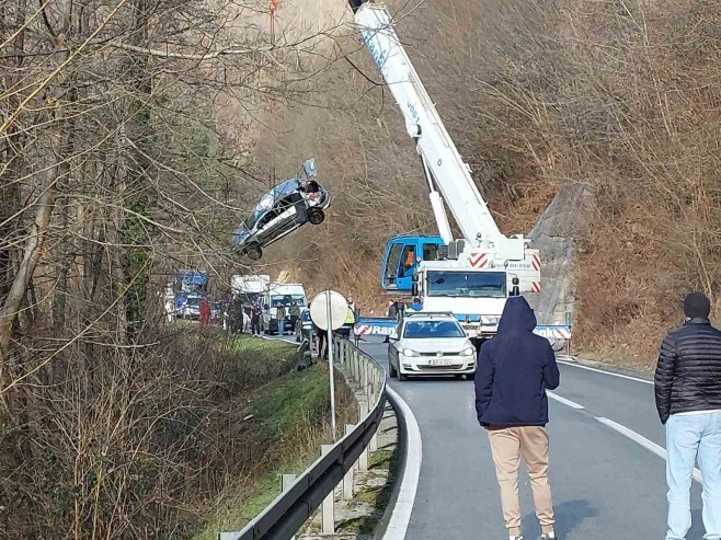Saobraćajna nezgoda u Zelenkovcu kod Јajca, izvučen automobil iz rijeke (FOTO)