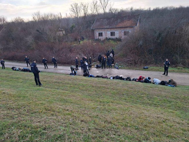 Otkrivena 43 migranta kod Gradiške (FOTO)