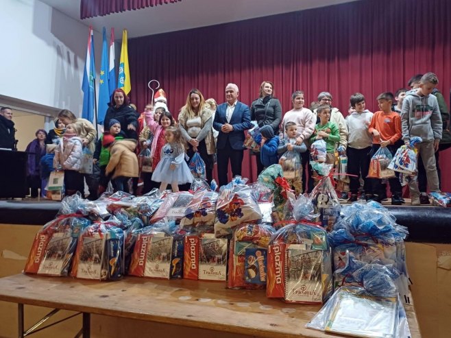 Nikoljdanski paketići - Društveni dom "Sven Lasta" u Sunji Nikoljdanski paketići - Društveni dom "Sven Lasta" u Sunji - Foto: Ustupljena fotografija
