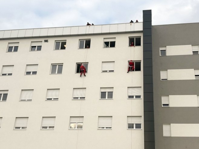 Djed Mraz obradovao djecu u bolnici u Doboju (VIDEO)