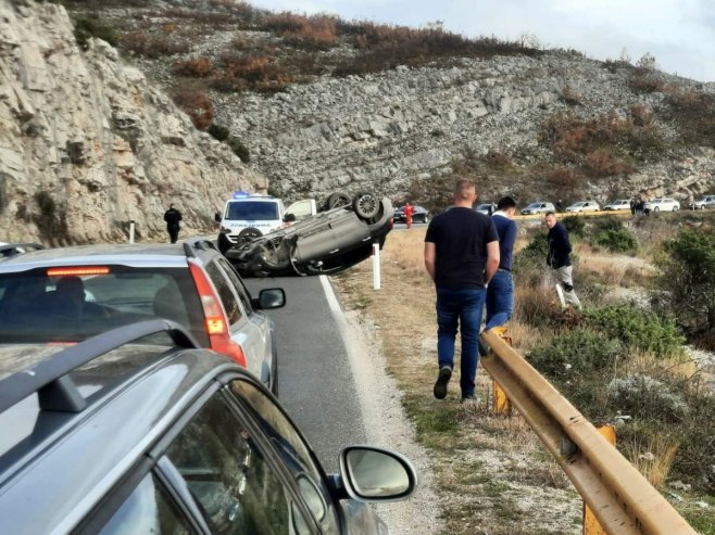 Automobil završio na krovu na putu iznad Trebinja (FOTO)