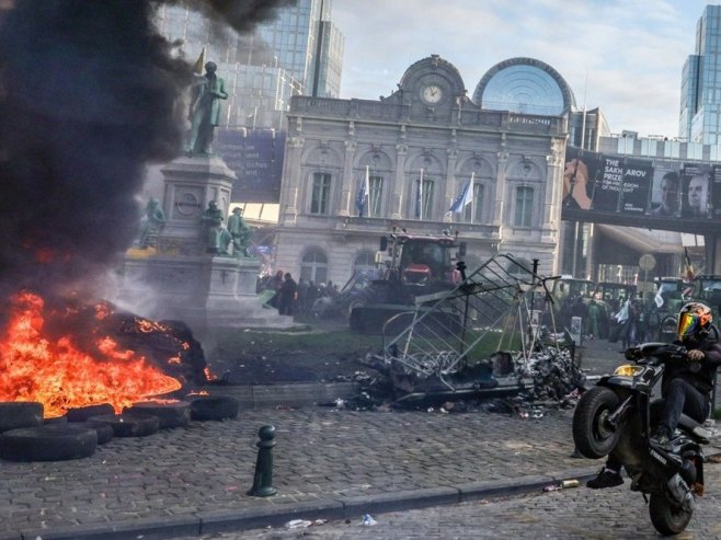 Protest u Briselu (Foto: EPA/OLIVIER MATTHYS) - 