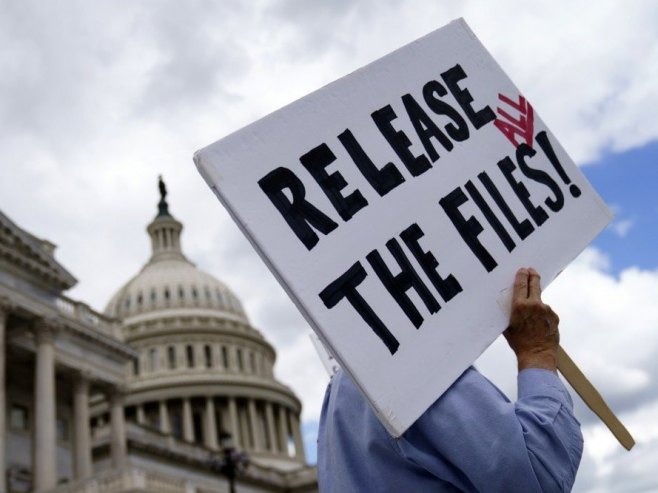 Objavljene Epstinove fotografije, putne isprave i ponuda o "prodaji" djevojke (FOTO)