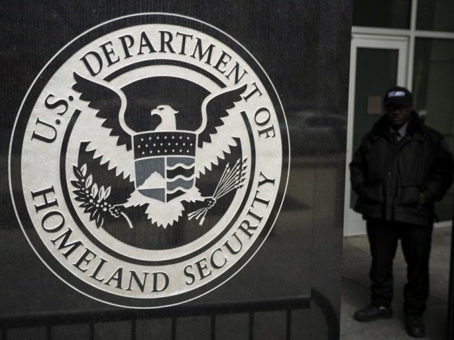 Tramp obustavlja program lutrije za zelene karte