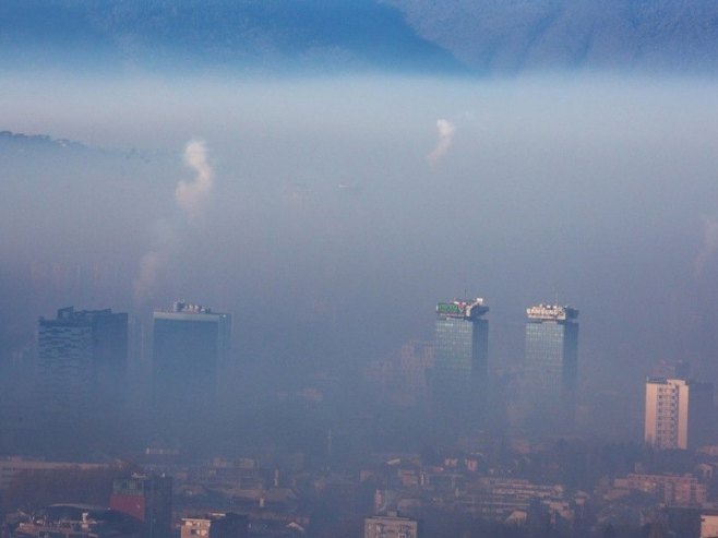 Sarajevo u magli, iz kotline vire samo vrhovi nebodera