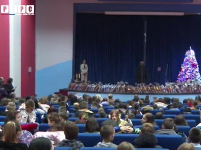 Proslavljen Nikoljdan: Predstava i pokloni za djecu Drvara i Bosanskog Grahova (VIDEO)