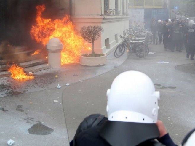 Protest ispred kancelarije premijera Albanije - demonstranti traže ostavku, sukobili se s policijom (VIDEO)