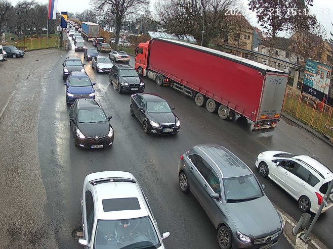 Velike gužve na graničnim prelazima, duge kolone vozila