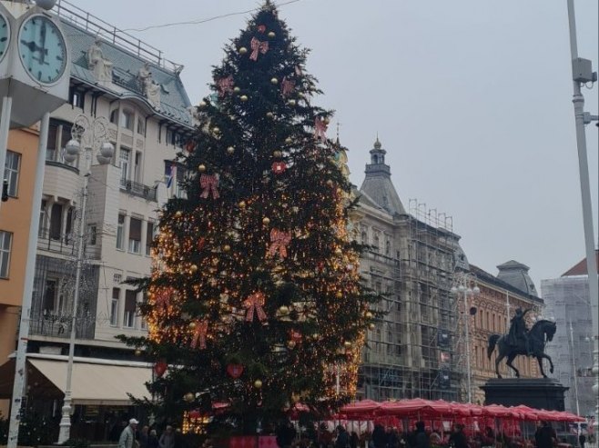 Policija pokrenula istragu zbog isticanja ustaških poruka na utakmici Dinama